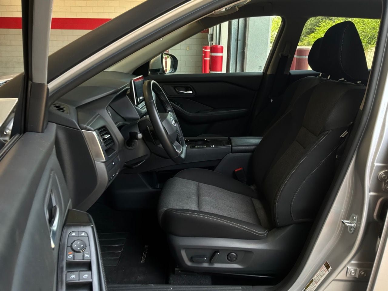 Used 2025 Nissan Rogue SV FWD image 10