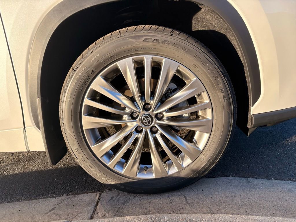 Used 2026 Toyota Highlander Platinum image 33