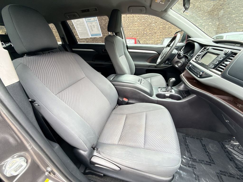 Used 2019 Toyota Highlander LE image 24