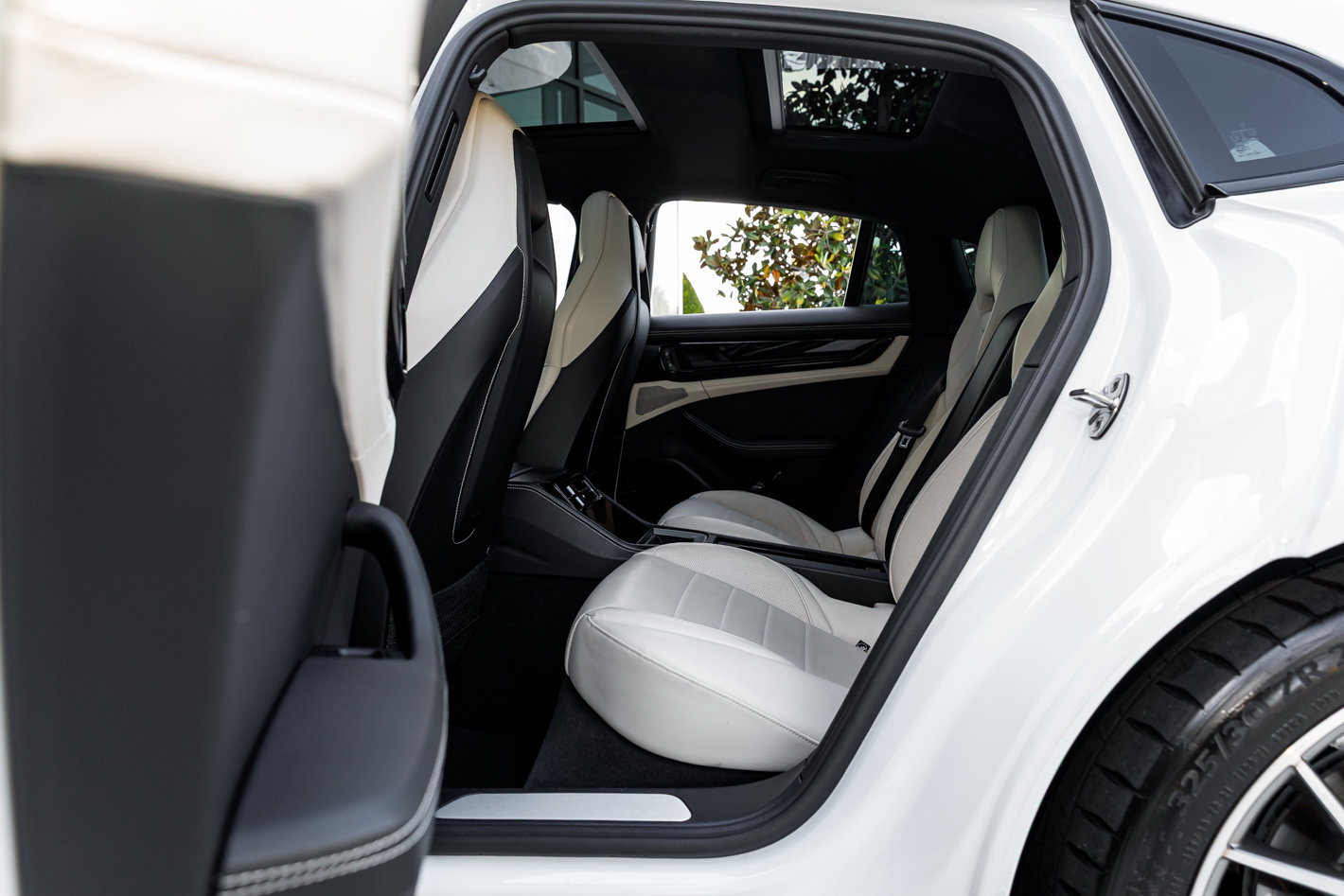 Used 2024 Porsche Panamera 4 image 28