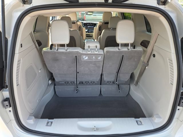 Used 2021 Chrysler Pacifica Touring-L w/ Uconnect Theater Family Group AWD/4WD image 17