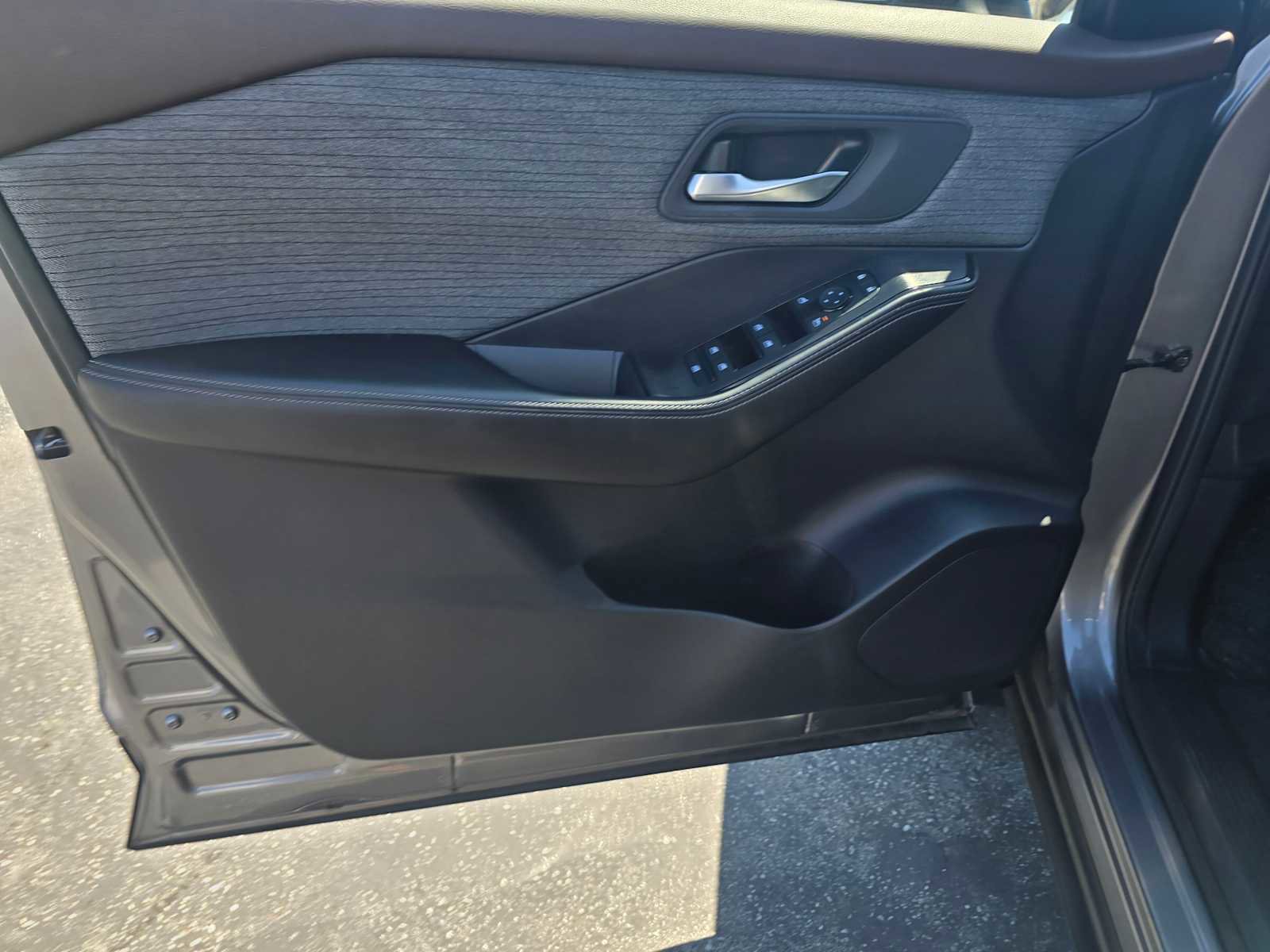 Used 2023 Nissan Rogue SV image 23