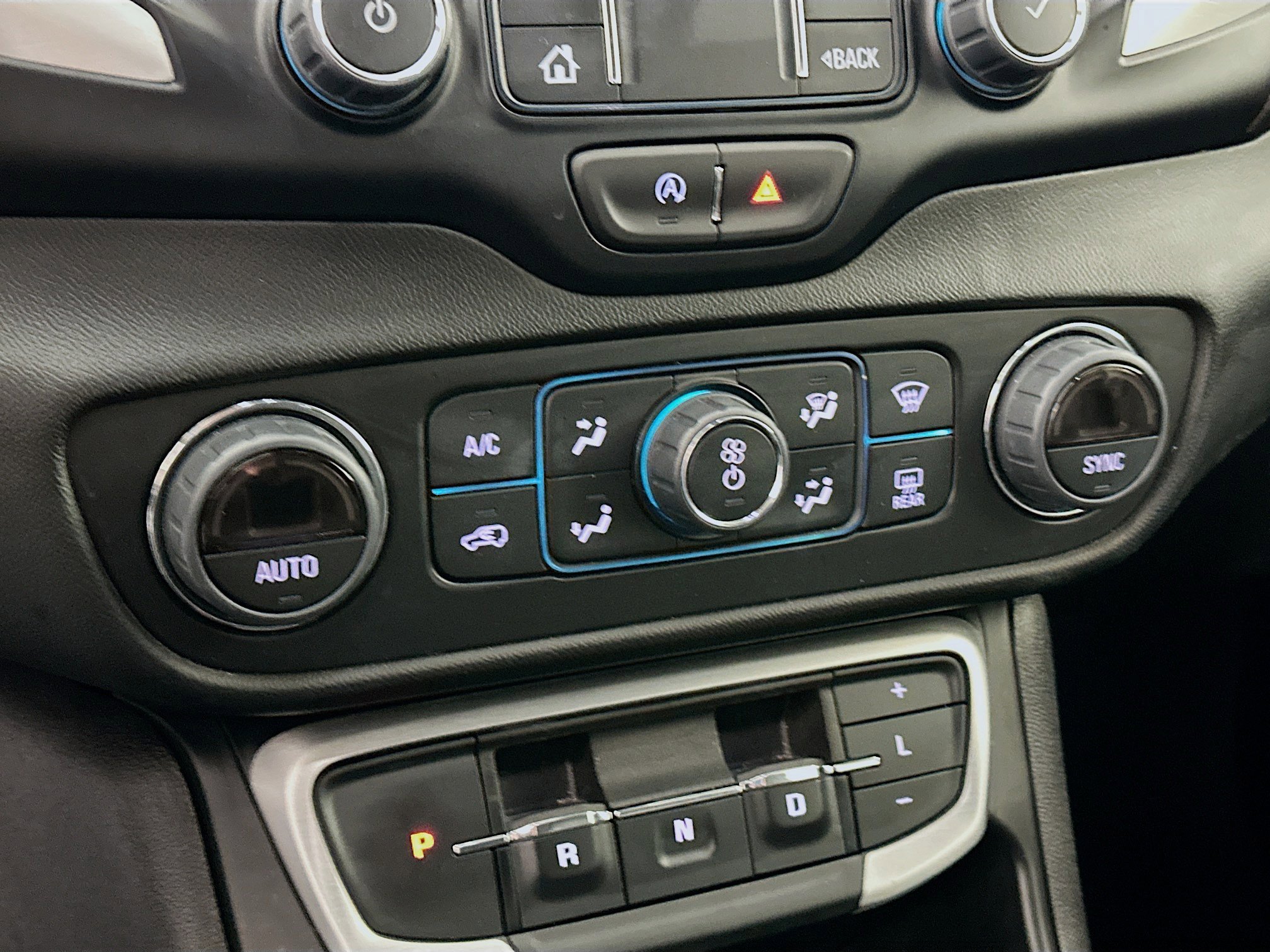 Used 2024 GMC Terrain SLT image 23