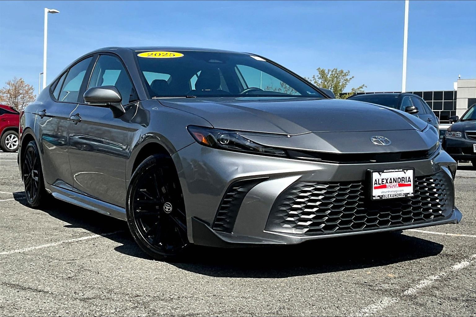 Used 2025 Toyota Camry SE image 2