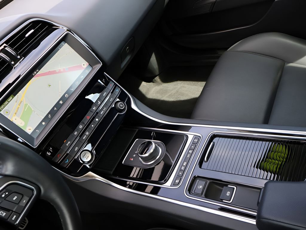 Used 2019 Jaguar XE Premium image 20