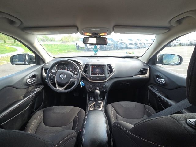 Used 2015 Jeep Cherokee Latitude w/ Cold Weather Group image 20