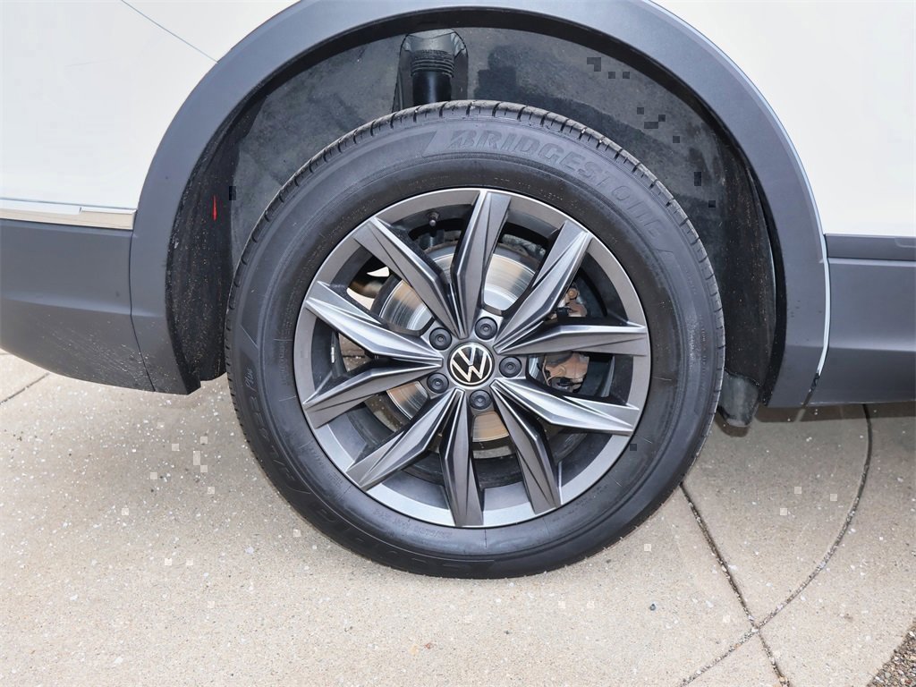 Certified 2022 Volkswagen Tiguan SE image 9