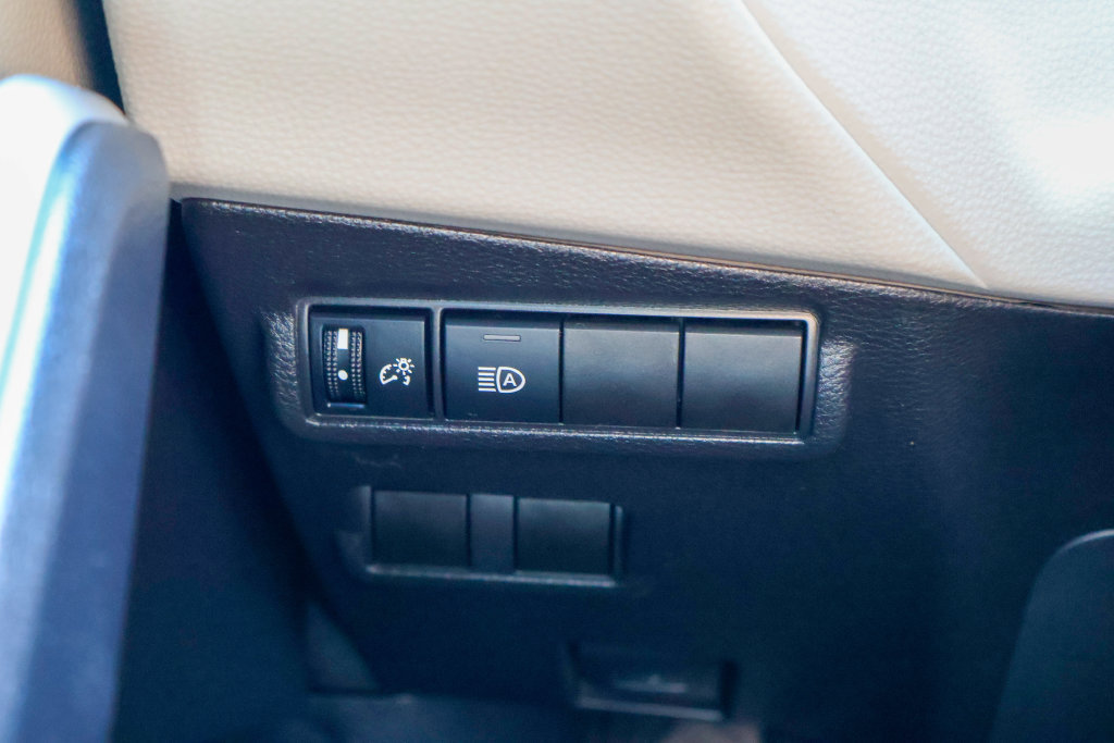 Used 2025 Toyota Corolla Cross LE FWD image 19