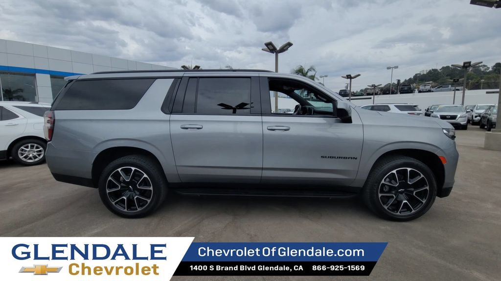 Used 2024 Chevrolet Suburban RST RWD image 9