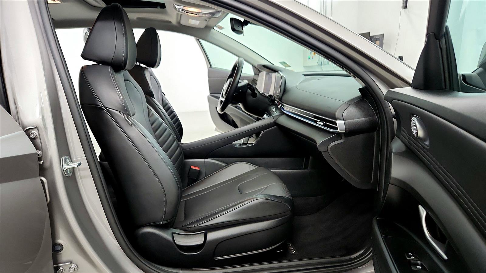 Used 2023 Hyundai Elantra Limited image 13