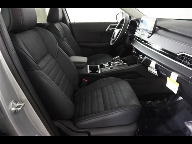 Used 2025 Mitsubishi Outlander SE image 9