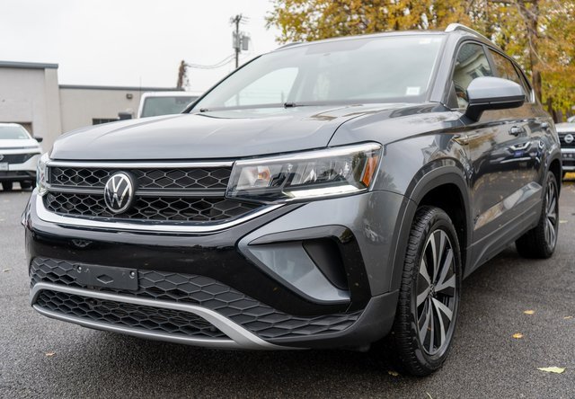 Used 2022 Volkswagen Taos SE image 2