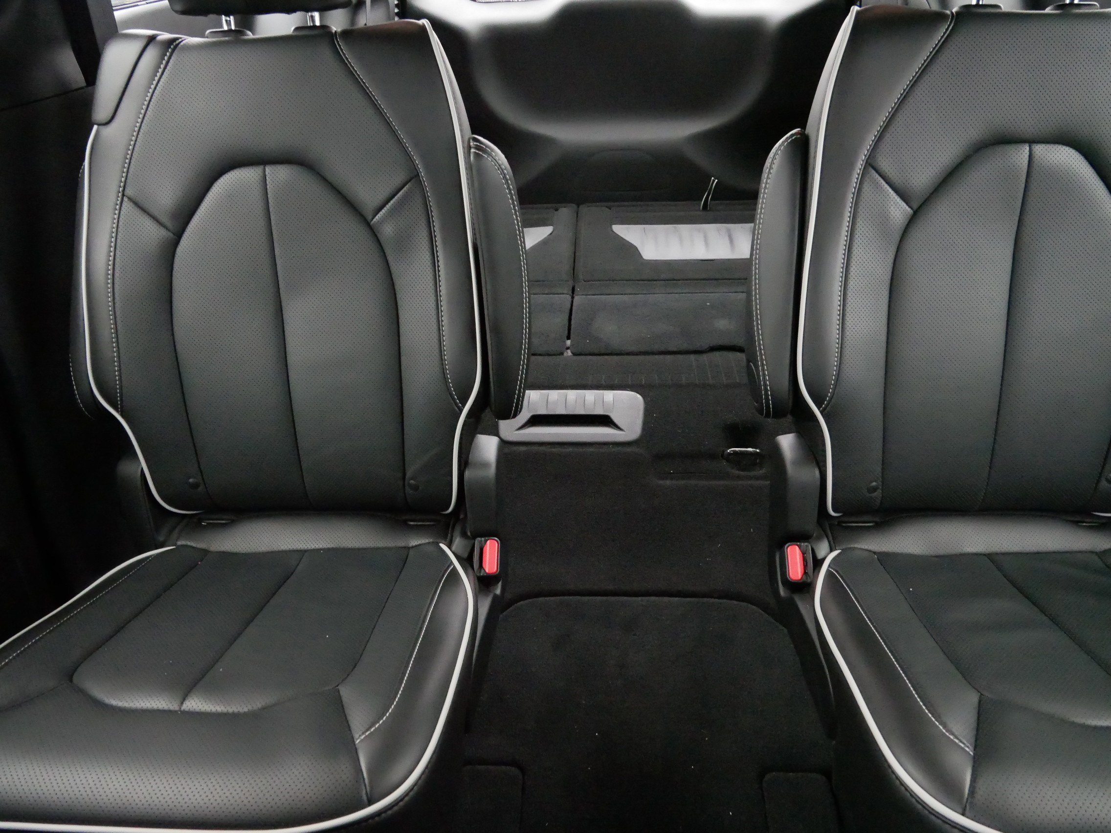 Used 2024 Chrysler Pacifica Limited w/ S Appearance Package image 13