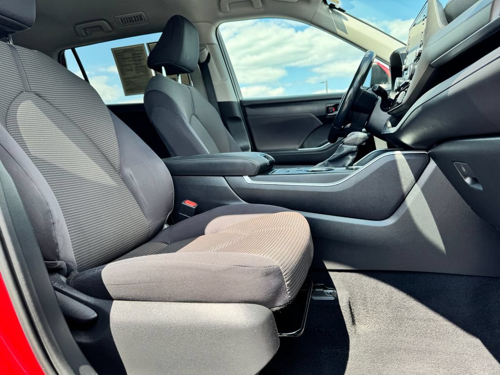 Used 2020 Toyota Highlander LE AWD/4WD image 10