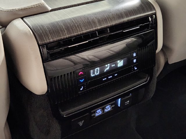 Used 2024 Jeep Wagoneer L Series II w/ Flexible Seating Group RWD image 29