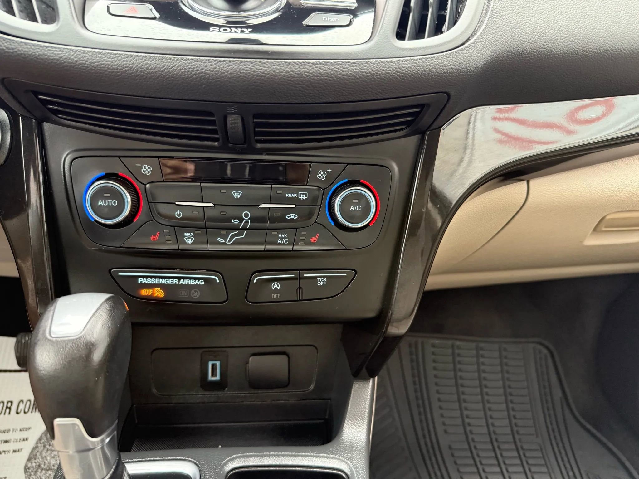 Used 2017 Ford Escape Titanium image 11