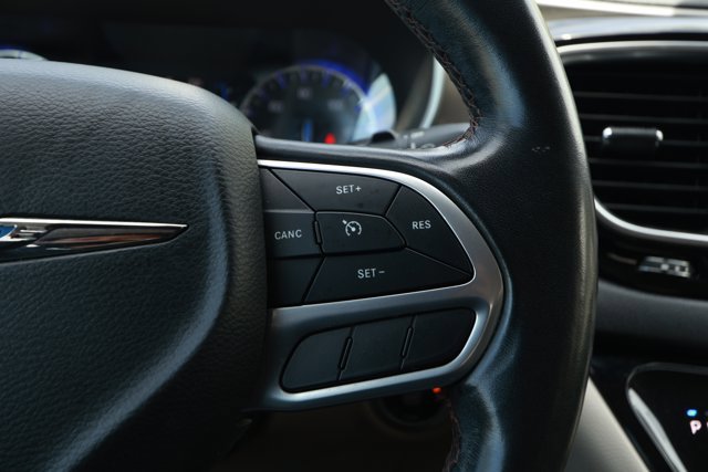 Used 2020 Chrysler Pacifica Touring-L image 14