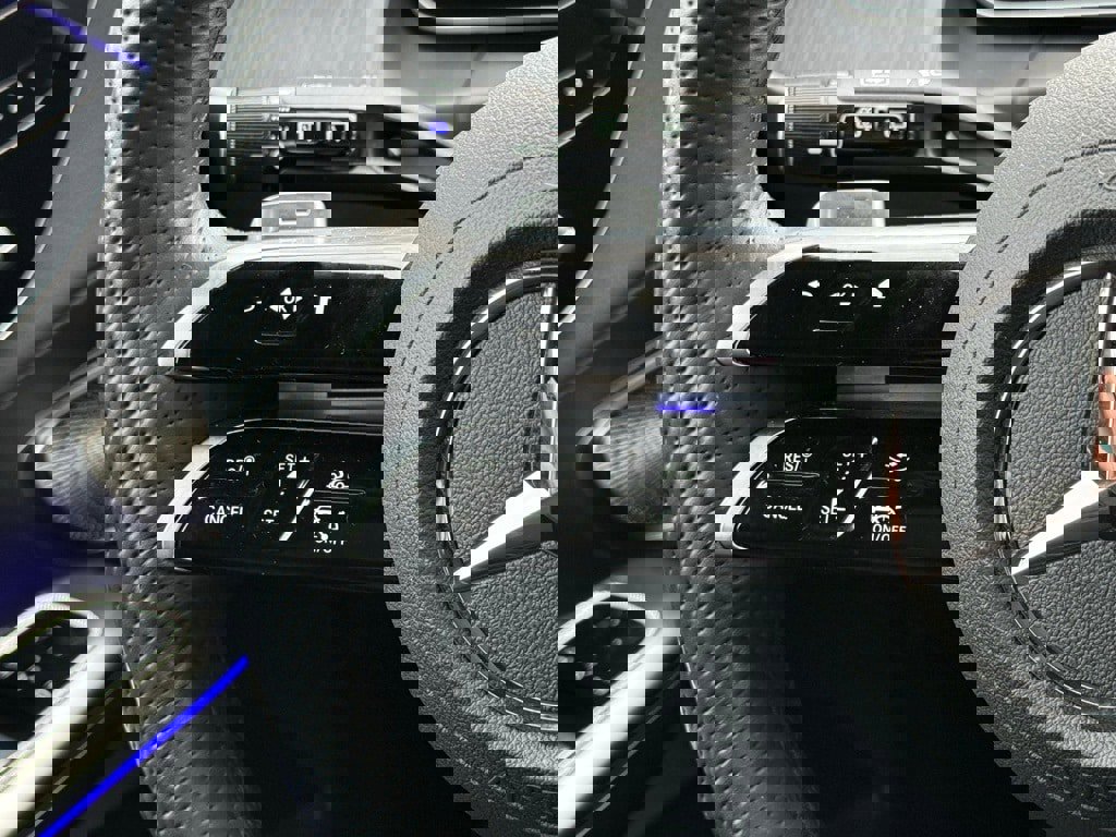 Used 2025 Mercedes-Benz GLC 350e 4MATIC image 22