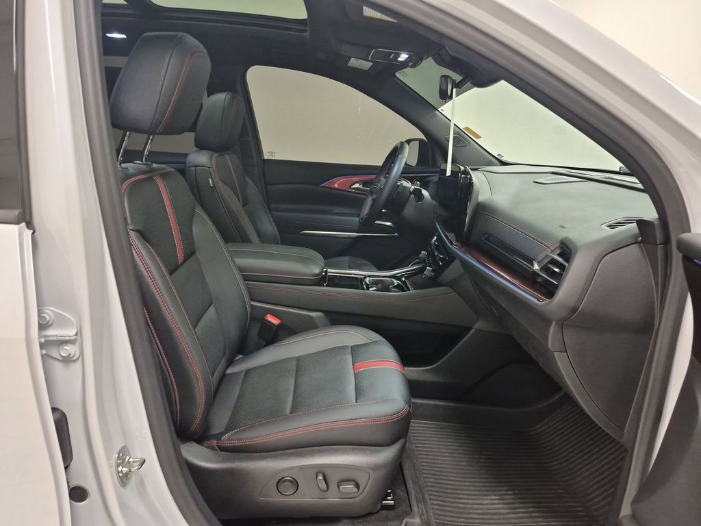 Used 2024 Chevrolet Traverse RS image 29