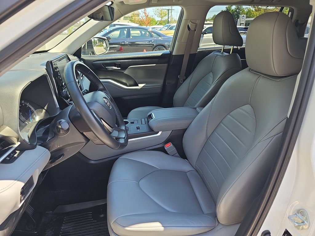 Used 2022 Toyota Highlander XLE AWD/4WD image 10