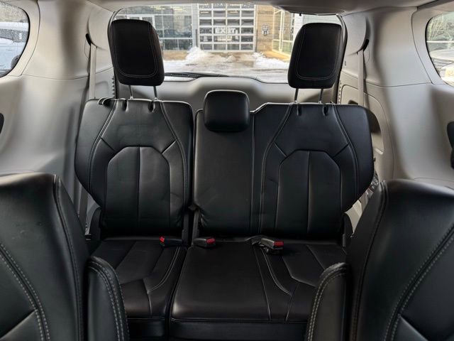 Certified 2024 Chrysler Pacifica Touring-L image 21