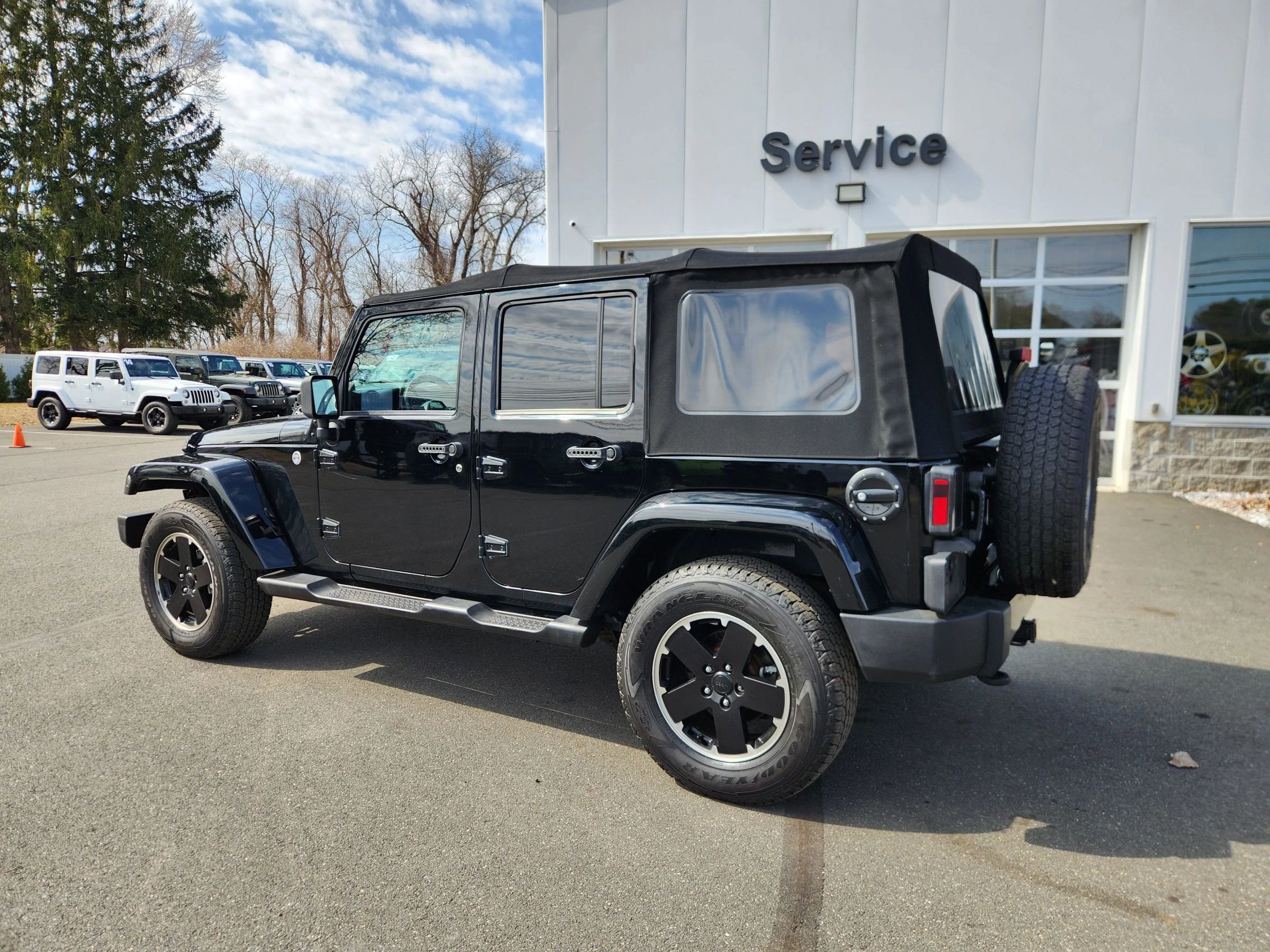 Used 2012 Jeep Wrangler Unlimited Sahara image 9