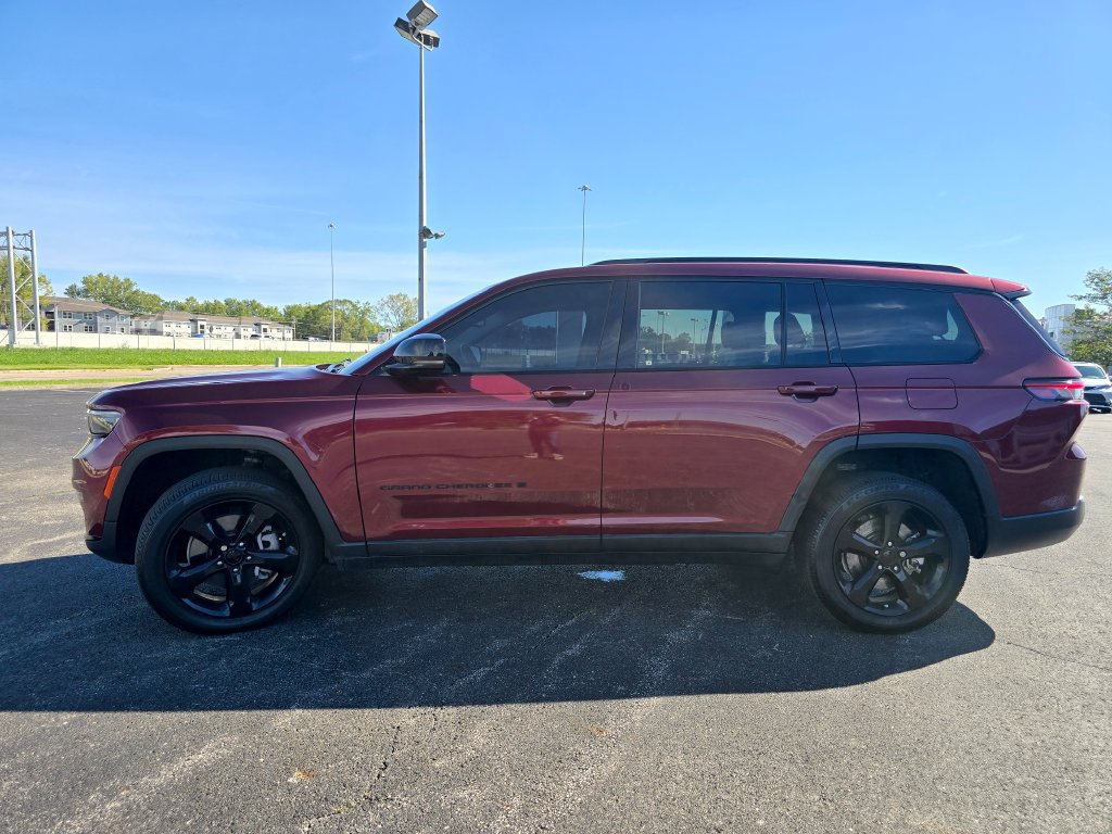 Used 2022 Jeep Grand Cherokee L Limited w/ Black Appearance Package AWD/4WD image 12