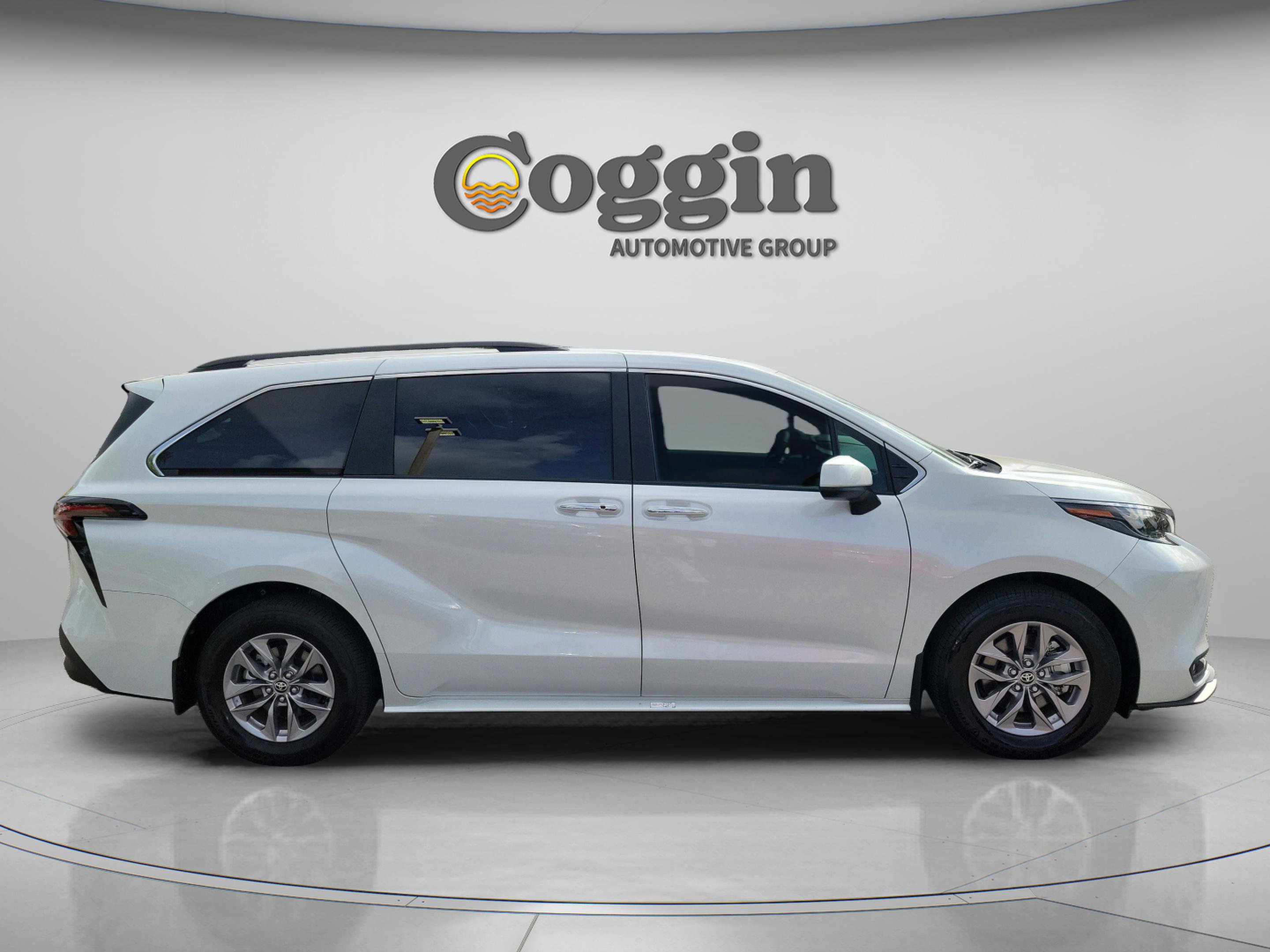Certified 2025 Toyota Sienna XLE FWD image 4