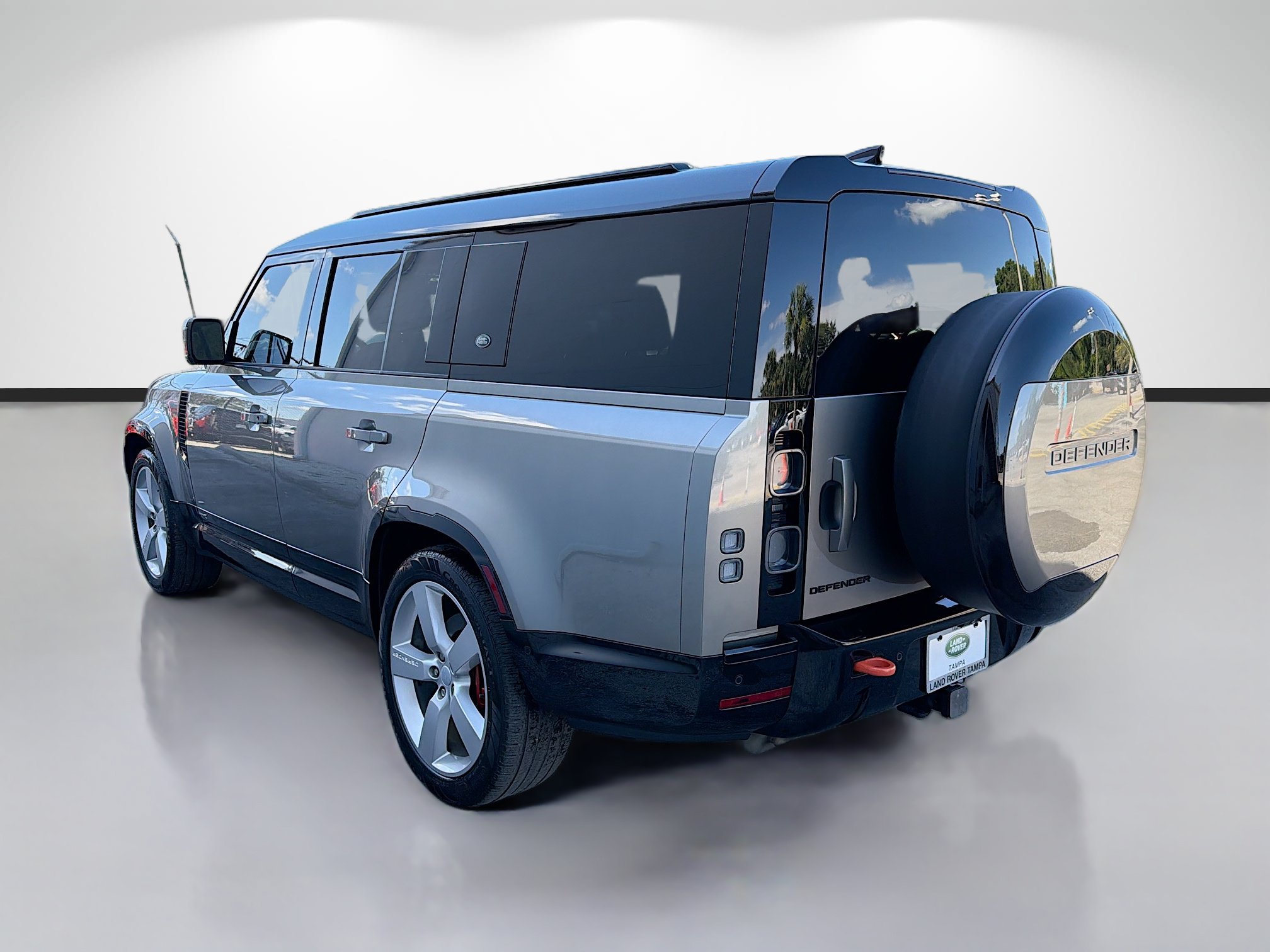 Used 2023 Land Rover Defender 130 X AWD/4WD image 3