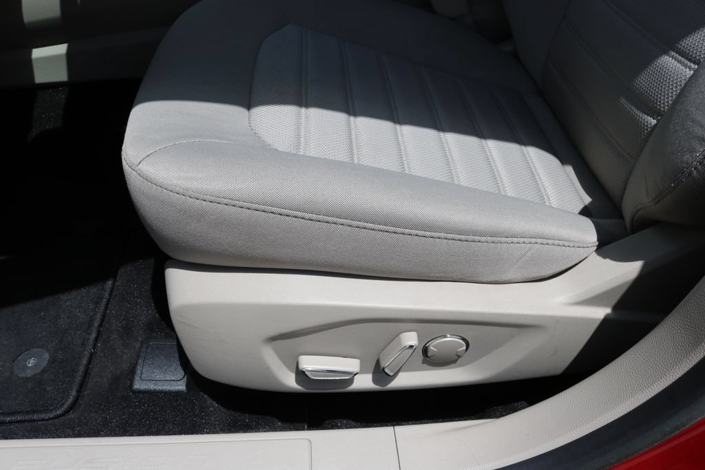 Used 2020 Ford Fusion SE FWD image 13