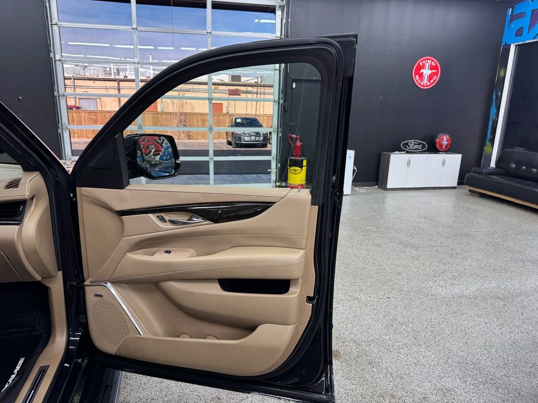 Used 2019 Cadillac Escalade ESV Platinum image 21