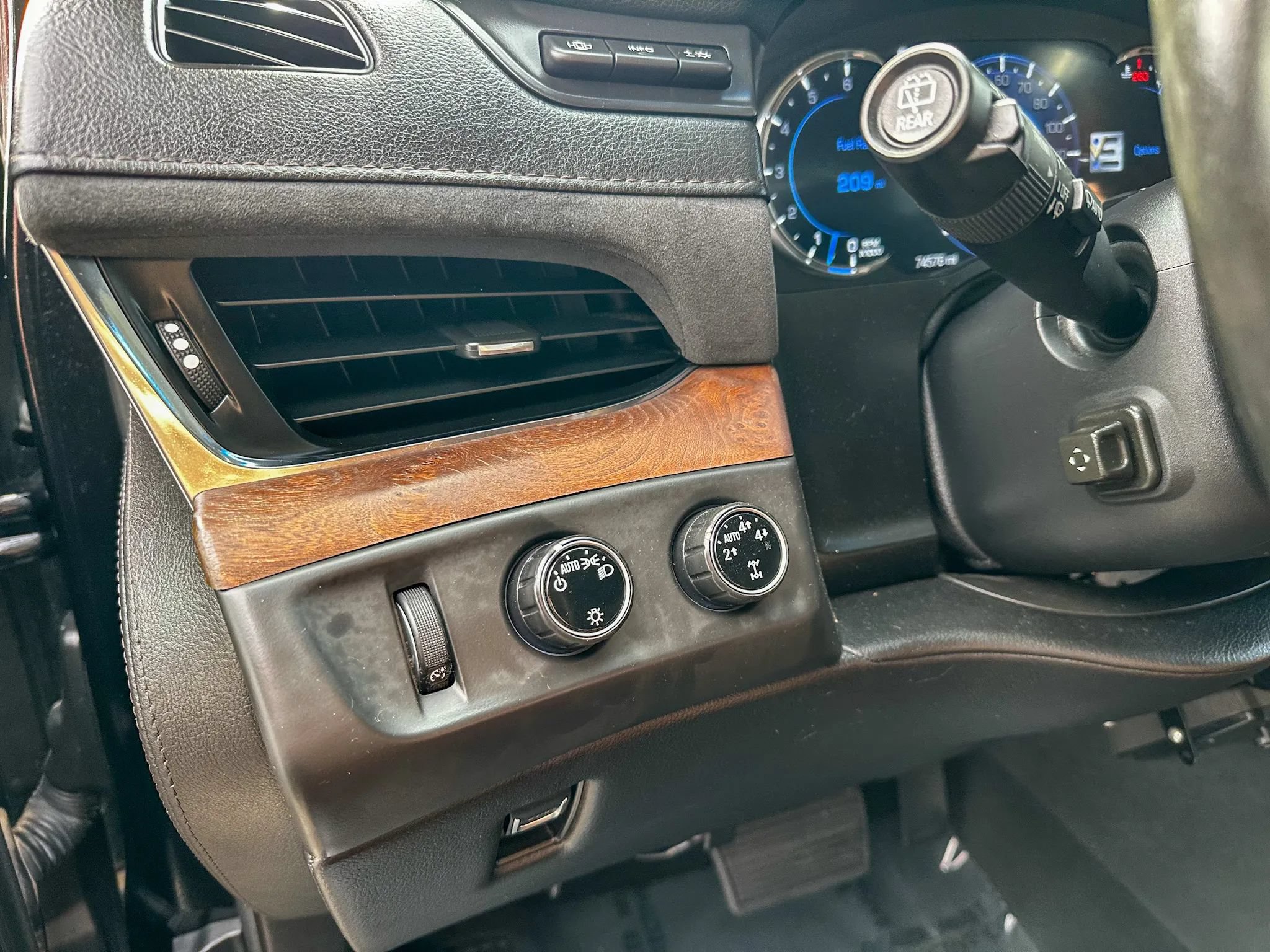 Used 2016 Cadillac Escalade Premium AWD/4WD image 14