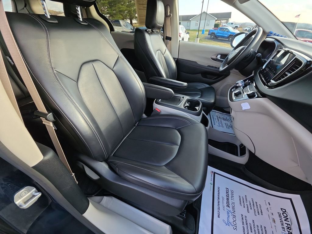 Used 2023 Chrysler Pacifica Touring-L FWD image 24