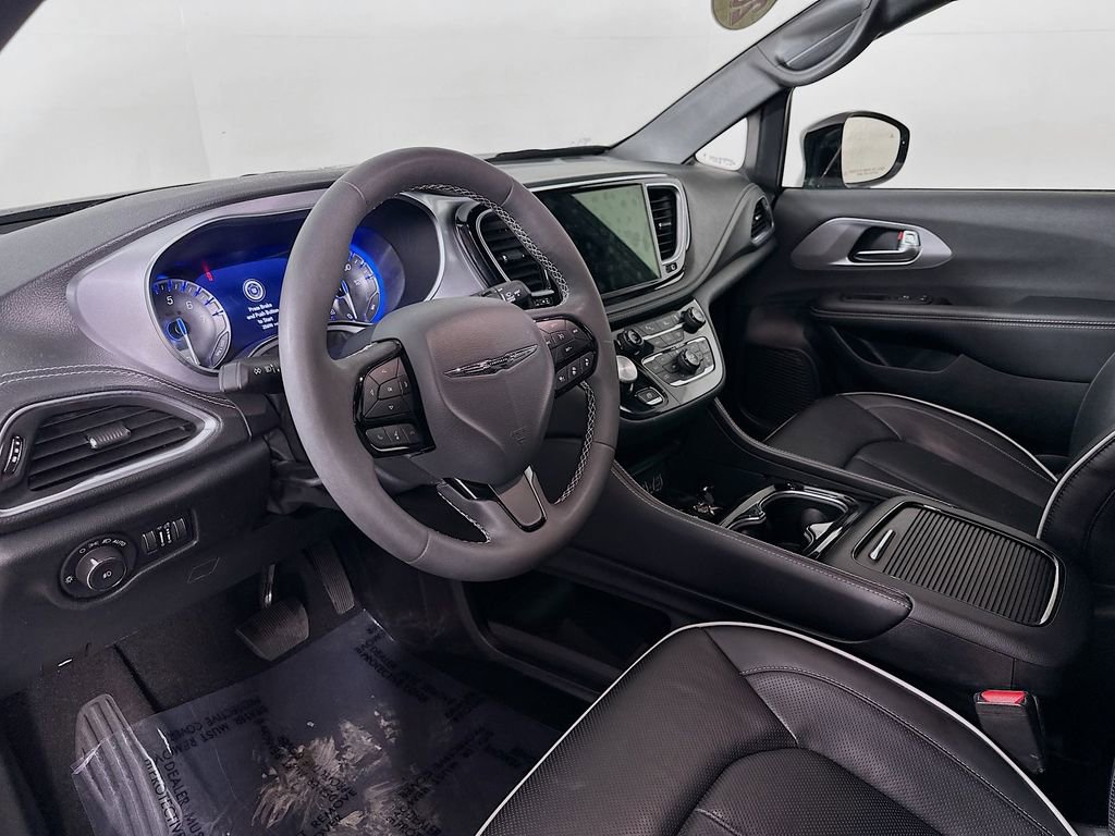 Certified 2025 Chrysler Pacifica Limited image 15
