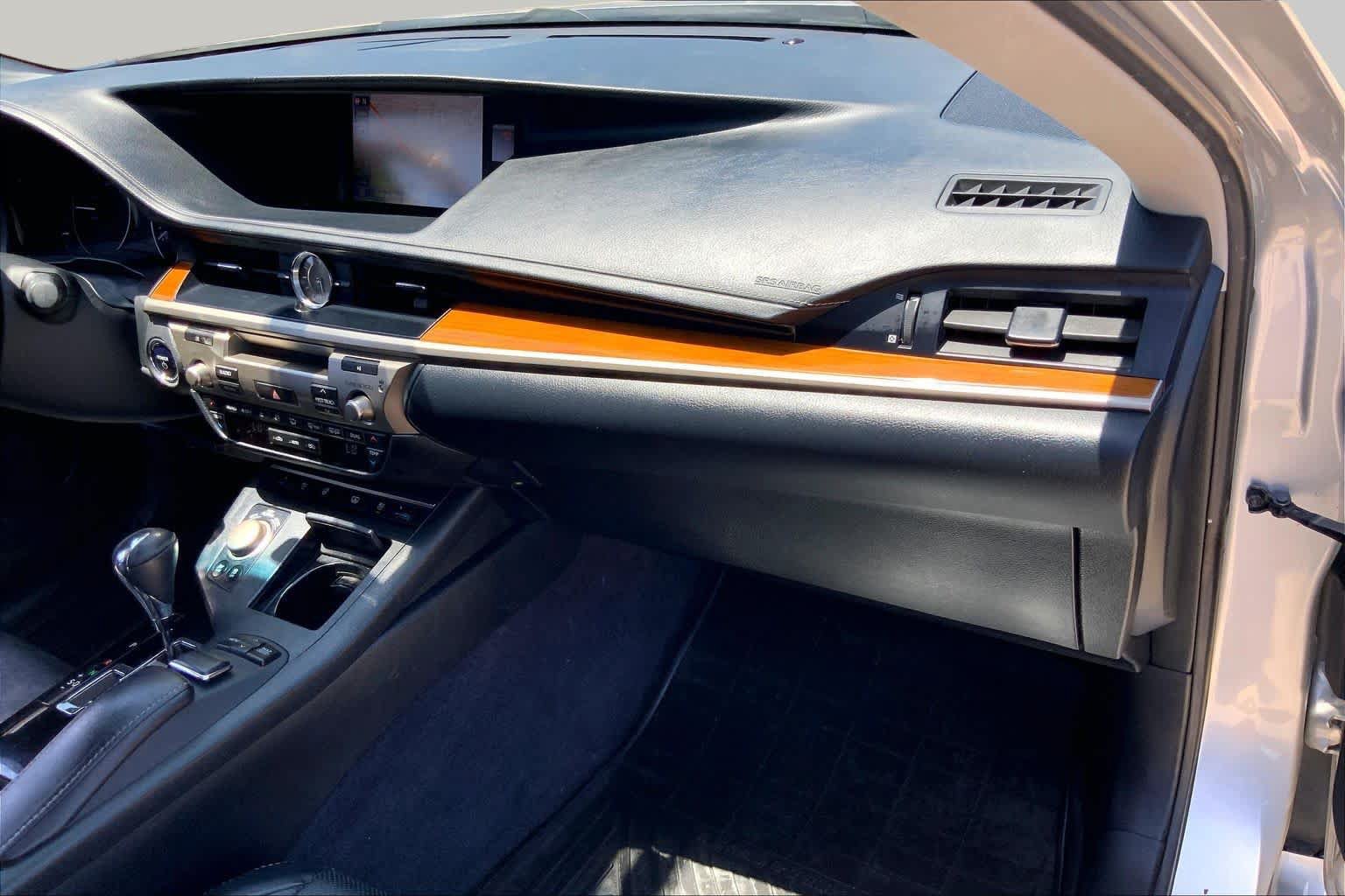 Used 2014 Lexus ES 300h w/ Luxury Package w/Bamboo Trim FWD image 19