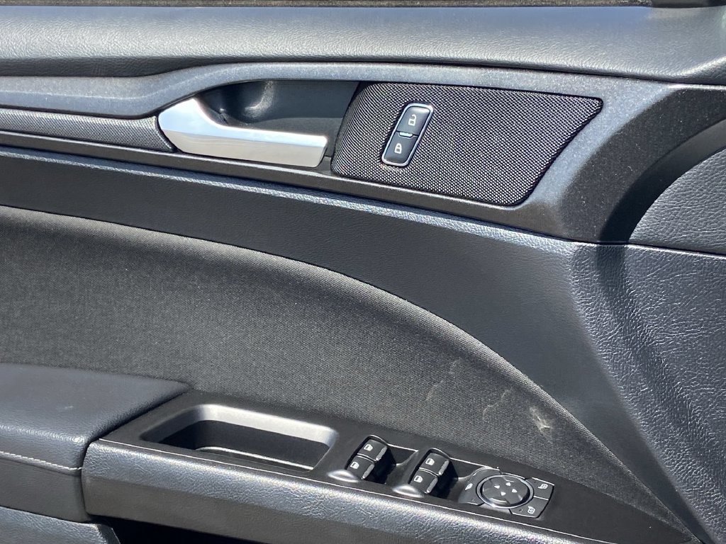 Used 2018 Ford Fusion SE w/ Equipment Group 201A FWD image 19