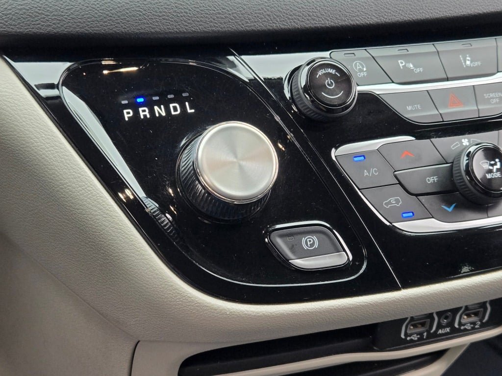 Used 2024 Chrysler Pacifica Touring-L FWD image 27
