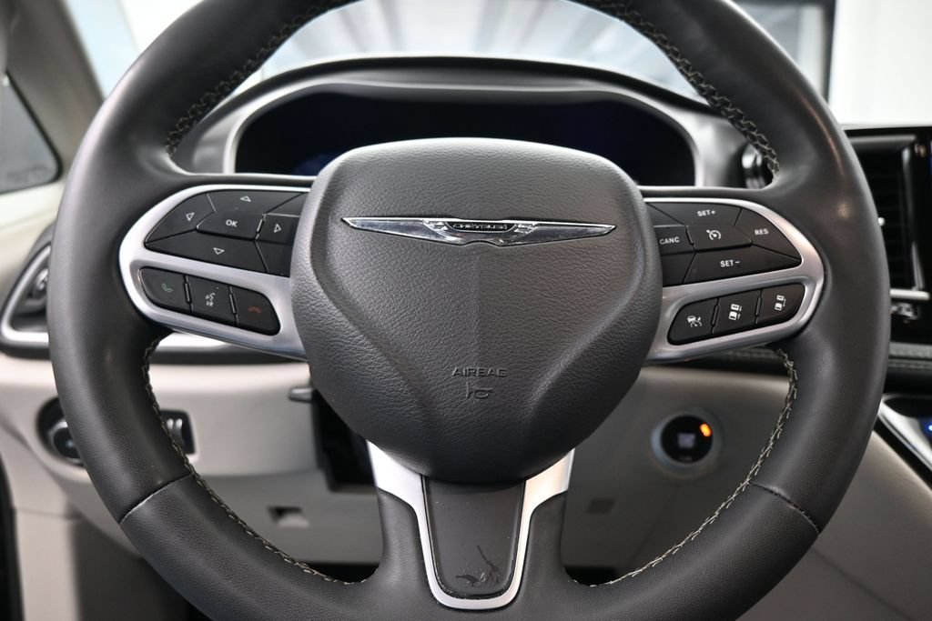 Used 2023 Chrysler Pacifica Touring-L FWD image 24