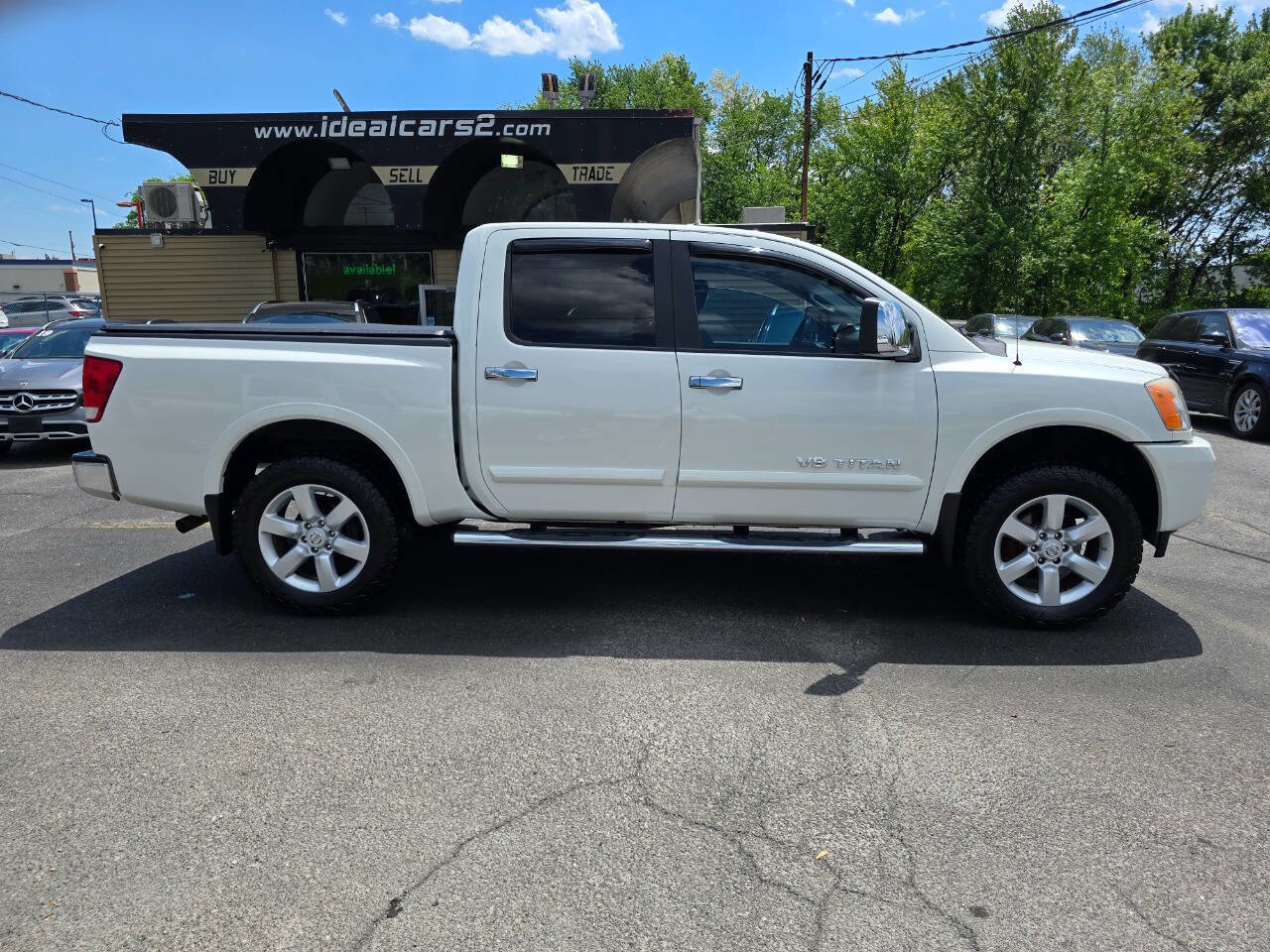 Used 2015 Nissan Titan SL w/ SL Moonroof Package AWD/4WD image 2