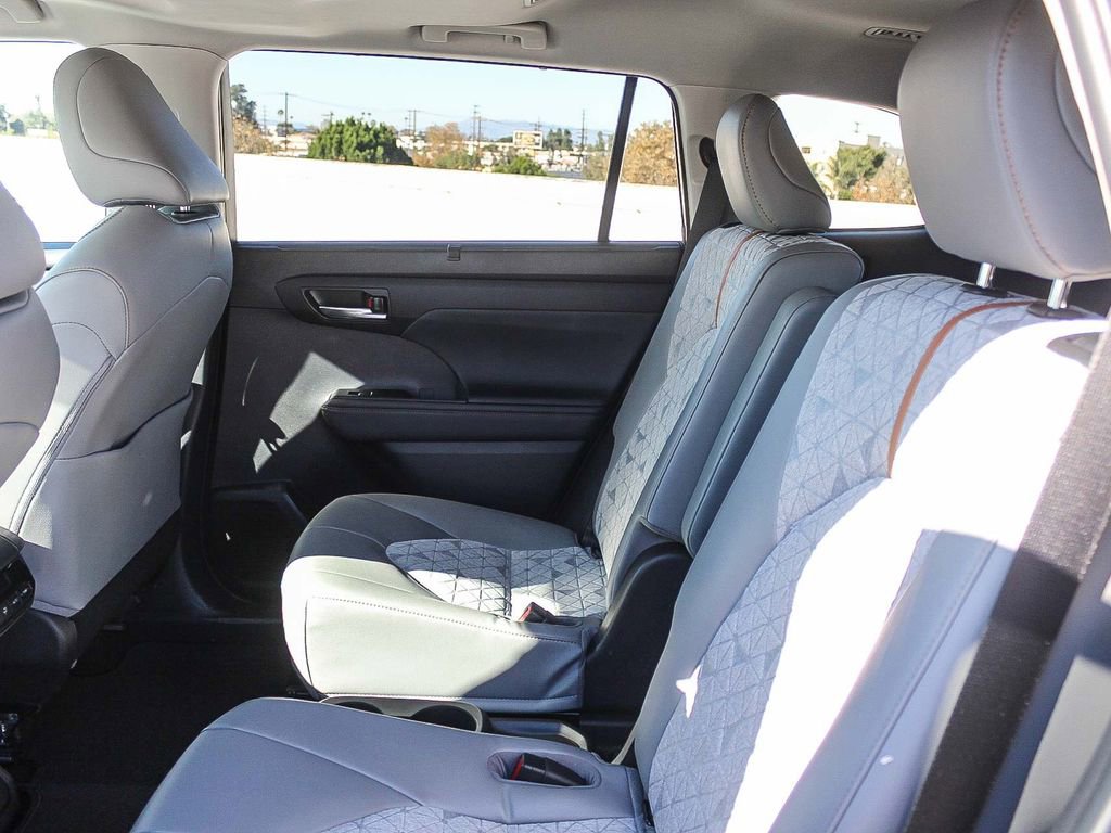 Used 2023 Toyota Highlander Bronze Edition image 19