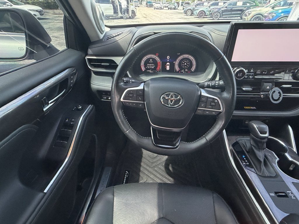 Used 2023 Toyota Highlander Limited FWD image 15