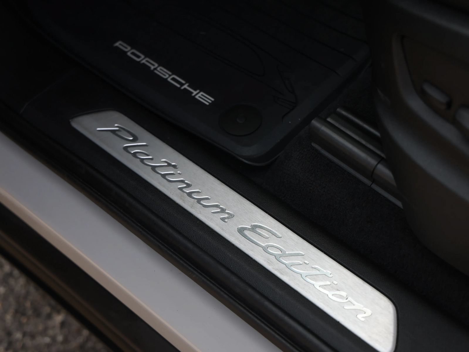 Used 2022 Porsche Cayenne Platinum Edition AWD/4WD image 35