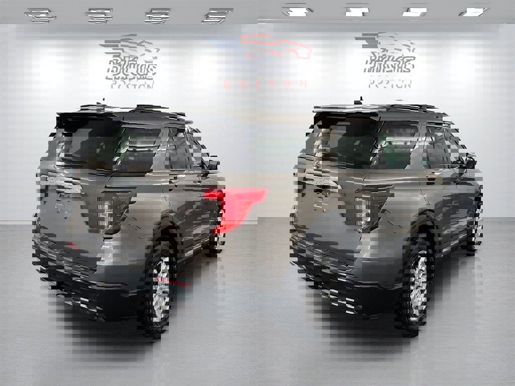 Used 2021 Ford Explorer XLT w/ Equipment Group 202A image 4