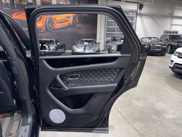 Used 2017 Bentley Bentayga image 60