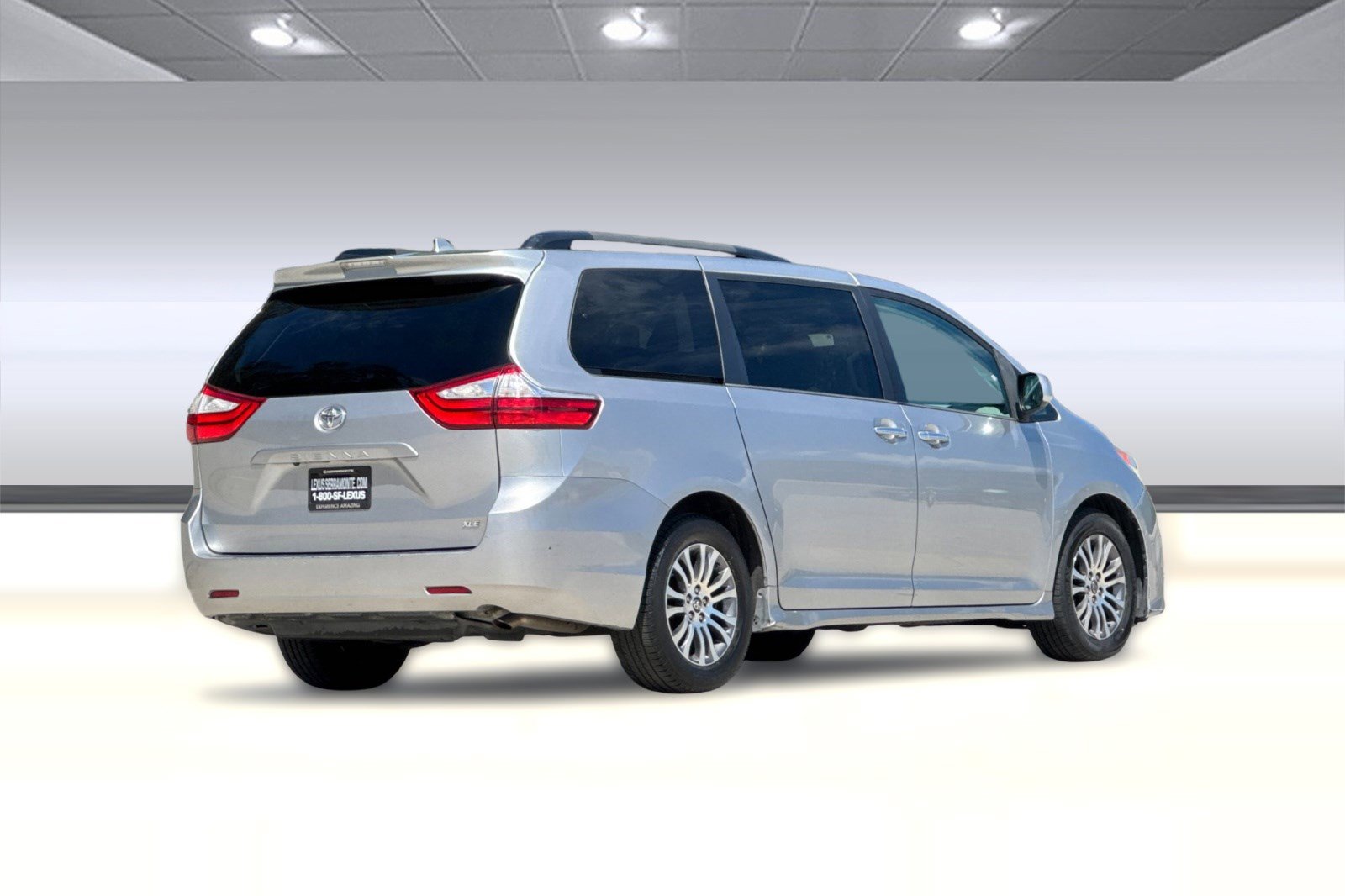 Used 2018 Toyota Sienna XLE FWD image 8