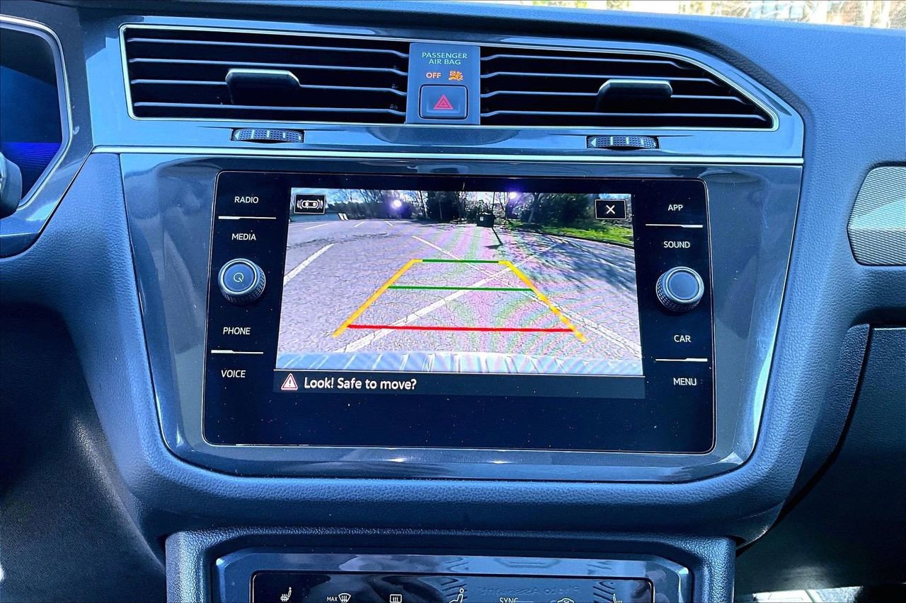 Used 2022 Volkswagen Tiguan SE w/ Panoramic Sunroof Package image 13