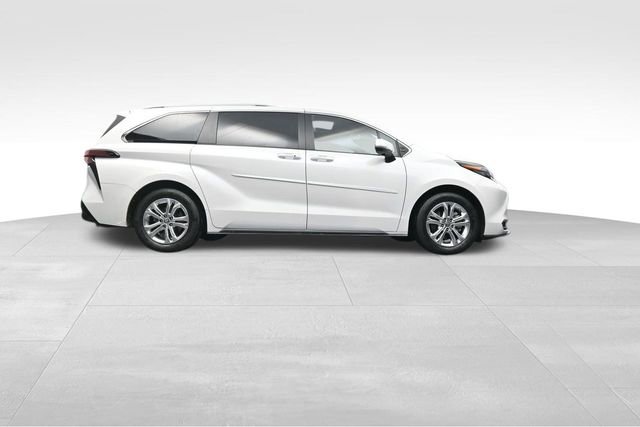 Used 2024 Toyota Sienna Platinum image 32
