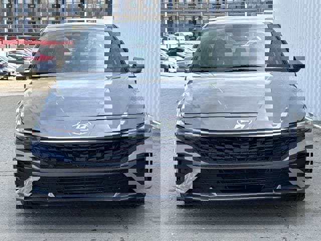 Used 2025 Hyundai Elantra SE image 4