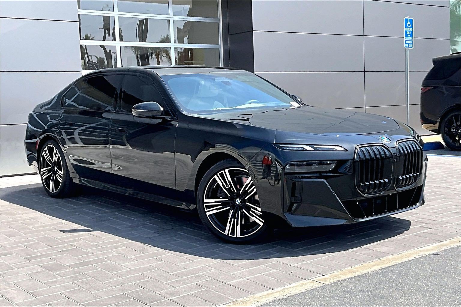 Used 2025 BMW 760i xDrive w/ Luxury Rear Seating Package AWD/4WD image 3
