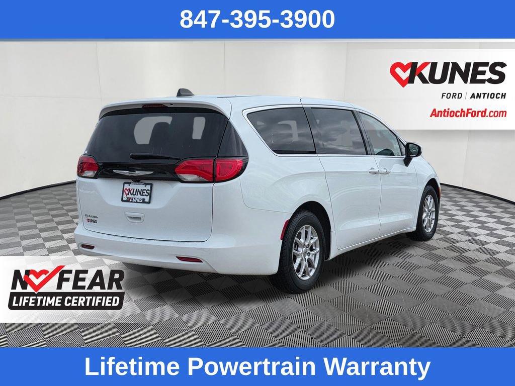 Used 2023 Chrysler Voyager LX image 7